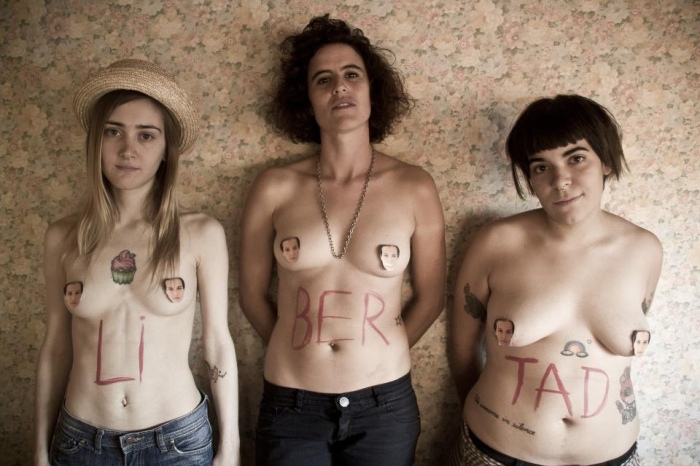 Topless in Tunisian for women's rights